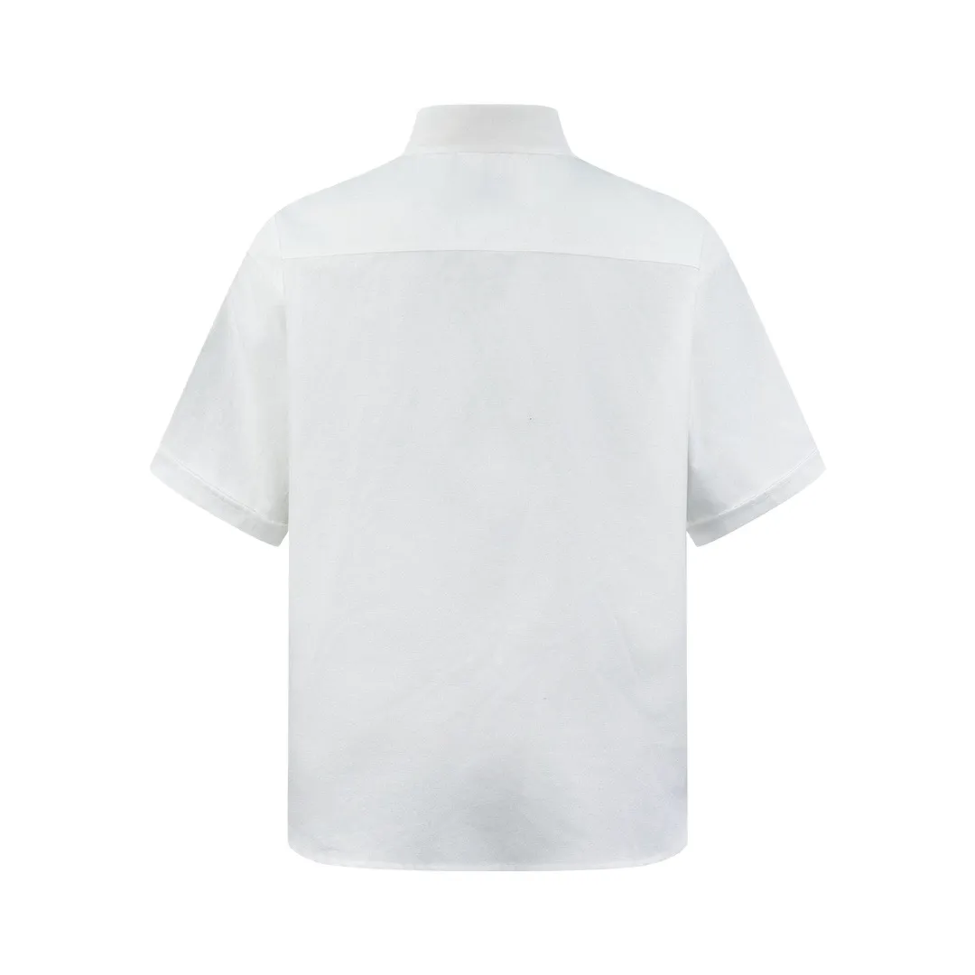 Ami Paris love embroidered short-sleeved shirt (White) was originally purchased for 2,500 and developed. The fabric is made of custom-made luxury Oxford cloth. It has excellent texture and is comfortable and close to the skin. It is pure white and interprets the ultimate elegance. A bright red love heart jumps out on the chest and is embellished like a work of art. It is casual yet exquisite. It is the ultimate simplification of color and conveys the love and persistence of life. The minimalist shape contains the soul of fashion and adopts imported machine embroidery technology. Using advanced computer control systems and precision mechanical components, Ami's love embroidery work is realized with high precision. The lines are smooth and delicate, and the fabrics have been washed. It has a better hand feel and texture, is not easy to deform, is not easy to shrink, is not easy to fade, and maintains long-term beauty. Size:S-M-L-XL